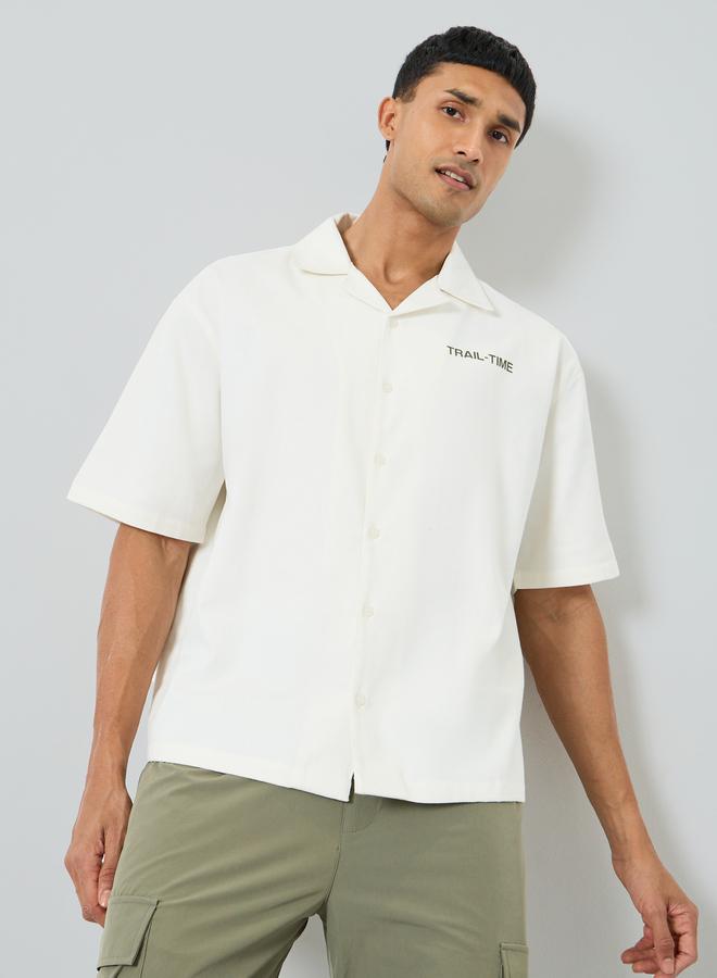 ستايلي قميص بطبعة جرافيك وأكمام قصيرة - Image 2